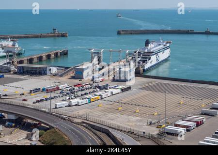 Camions et voitures en attente de chargement sur le ferry « Spirit of Britain » P & O dans le port de Douvres, Kent, Royaume-Uni, alors que les véhicules à l'arrivée se déchargent. Banque D'Images