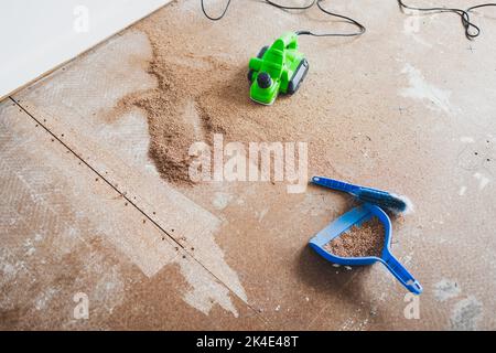 Paleur d'un plancher de fixing dans le projet de rénovation intérieure maison, bricolage amélioration de la maison Banque D'Images