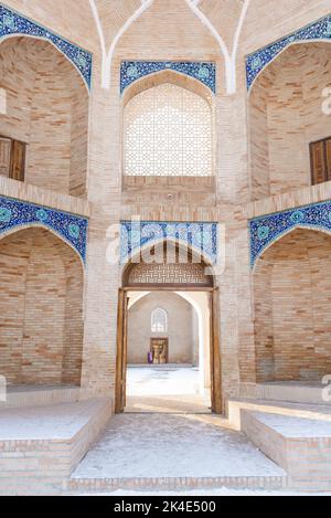 Tachkent, Ouzbékistan. Décembre 2020. L'entrée principale de Barak Khan Madrasah Banque D'Images