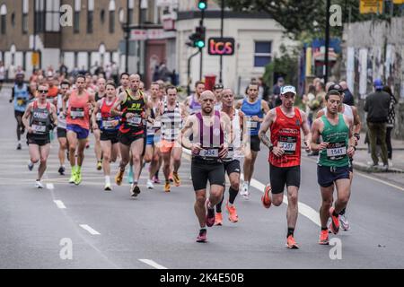 Londres, Royaume-Uni. 2nd octobre 2022. London Marathon passe par Deptford High Street dans le sud-est de Londres. Credit: Guy Corbishley/Alamy Live News Banque D'Images