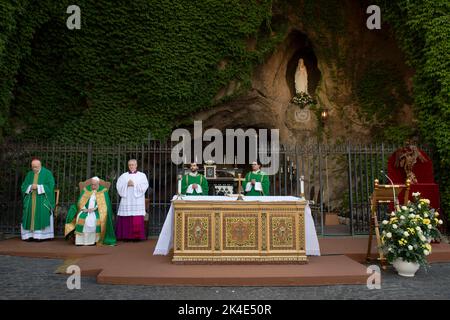 Vatican, Vatican. 01st octobre 2022. Italie, Rome, Vatican, 2022/10/1 .le pape François préside une messe pour le corps de gendarmerie du Vatican, Vatican Photographie par la presse catholique / Mediia du Vatican photos. LIMITÉ À UNE UTILISATION ÉDITORIALE - PAS DE MARKETING - PAS DE CAMPAGNES PUBLICITAIRES. Crédit : Agence photo indépendante/Alamy Live News Banque D'Images