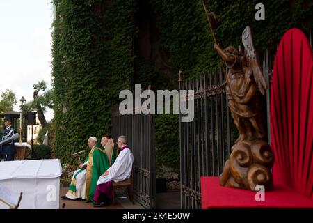 Vatican, Vatican. 01st octobre 2022. Italie, Rome, Vatican, 2022/10/1 .le pape François préside une messe pour le corps de gendarmerie du Vatican, Vatican Photographie par la presse catholique / Mediia du Vatican photos. LIMITÉ À UNE UTILISATION ÉDITORIALE - PAS DE MARKETING - PAS DE CAMPAGNES PUBLICITAIRES. Crédit : Agence photo indépendante/Alamy Live News Banque D'Images