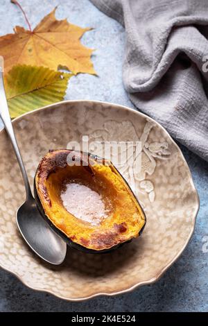 Courge de glands cuite au four avec sucre brun et beurre Banque D'Images