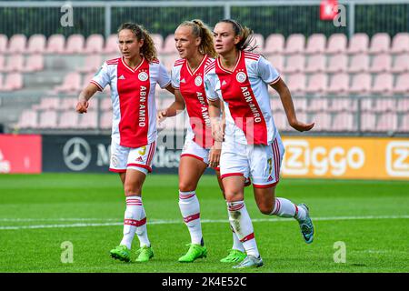 DUIVENDRECHT, PAYS-BAS - OCTOBRE 2 : Roos van der Veen d'Ajax, Romee Leuchter d'Ajax, Tiny Hoekstra d'Ajax fêtez le premier but lors du match hollandais entre Azérion Womens Eredivisiie entre Ajax et sc Heerenveen à de Toekomst sur 2 octobre 2022 à Duivendrecht, pays-Bas (photo de Keijees Kuijt/Orange Pictures) Banque D'Images