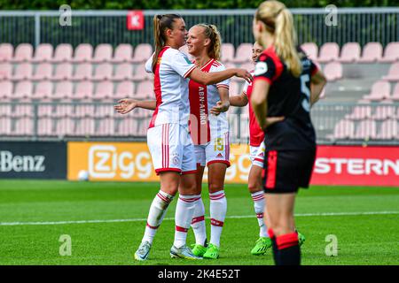 DUIVENDRECHT, PAYS-BAS - OCTOBRE 2: Romee Leuchter d'Ajax, minuscule Hoekstra d'Ajax célèbre le premier but lors du match néerlandais Azerion Womens Eredivisiie entre Ajax et sc Heerenveen à de Toekomst sur 2 octobre 2022 à Duivendrecht, pays-Bas (photo par Kees Kuijt/Orange Pictures) Banque D'Images