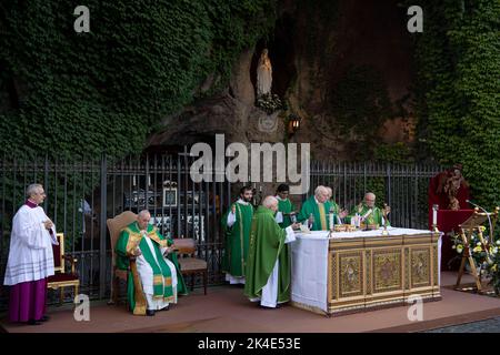 Vatican, Vatican. 01st octobre 2022. Italie, Rome, Vatican, 2022/10/1 .le pape François préside une messe pour le corps de gendarmerie du Vatican, Vatican Photographie par la presse catholique / Mediia du Vatican photos. LIMITÉ À UNE UTILISATION ÉDITORIALE - PAS DE MARKETING - PAS DE CAMPAGNES PUBLICITAIRES. Crédit : Agence photo indépendante/Alamy Live News Banque D'Images