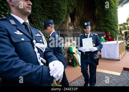 Vatican, Vatican. 01st octobre 2022. Italie, Rome, Vatican, 2022/10/1 .le pape François préside une messe pour le corps de gendarmerie du Vatican, Vatican Photographie par la presse catholique / Mediia du Vatican photos. LIMITÉ À UNE UTILISATION ÉDITORIALE - PAS DE MARKETING - PAS DE CAMPAGNES PUBLICITAIRES. Crédit : Agence photo indépendante/Alamy Live News Banque D'Images