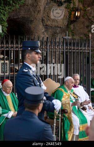 Vatican, Vatican. 01st octobre 2022. Italie, Rome, Vatican, 2022/10/1 .le pape François préside une messe pour le corps de gendarmerie du Vatican, Vatican Photographie par la presse catholique / Mediia du Vatican photos. LIMITÉ À UNE UTILISATION ÉDITORIALE - PAS DE MARKETING - PAS DE CAMPAGNES PUBLICITAIRES. Crédit : Agence photo indépendante/Alamy Live News Banque D'Images