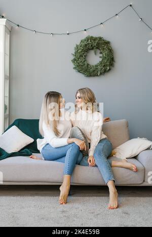 Belles amies ou sœurs pour la célébration de Noël appréciez le confort de la maison. Nous nous souhaitons un joyeux Noël et une bonne année Banque D'Images