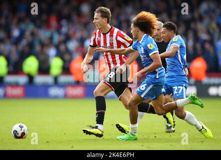 Sheffield, Royaume-Uni. 1st octobre 2022. Sander Berge, de Sheffield Utd, combat pour le ballon avec Hannibal Mejbri, de Birmingham City, lors du match de championnat Sky Bet à Bramall Lane, Sheffield. Crédit photo à lire: Lexy Illsley/Sportimage crédit: Sportimage/Alamy Live News Banque D'Images