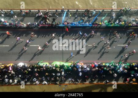 Les coureurs traversent le Tower Bridge pendant le marathon de Londres du TCS. Date de la photo: Dimanche 2 octobre 2022. Banque D'Images