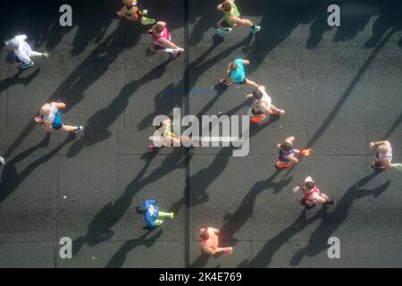 Les coureurs traversent le Tower Bridge pendant le marathon de Londres du TCS. Date de la photo: Dimanche 2 octobre 2022. Banque D'Images