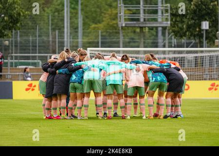 Francfort, Allemagne. 02nd octobre 2022. Francfort, Allemagne, 2 octobre 2022: Réunion de l'équipe de SV Werder Bremen avant le match FLYERALARM Frauen-Bundesliga entre Eintracht Frankfurt et SV Werder Bremen au stade de Brentanobad à Francfort-sur-le-main, Allemagne. (Norina Toenges/Sports Press photo/SPP) crédit: SPP Sport Press photo. /Alamy Live News Banque D'Images