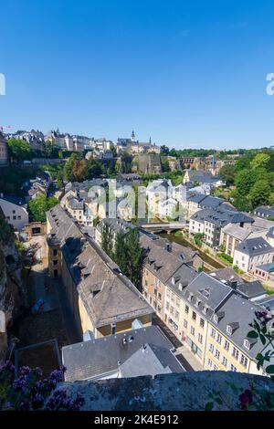 Ville de Luxembourg (Lëtzebuerg; Luxembourg) : vue de la forteresse de Luxembourg à la vallée de l'Alzette et au quartier de Grund dans la vieille ville de Luxembourg Banque D'Images