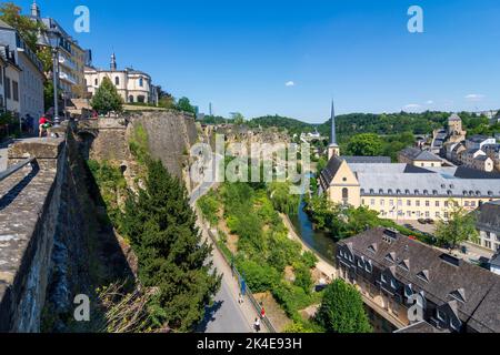 Ville de Luxembourg (Lëtzebuerg; Luxembourg) : vue de la forteresse de Luxembourg à la vallée de l'Alzette et au quartier de Grund dans la vieille ville de Luxembourg Banque D'Images