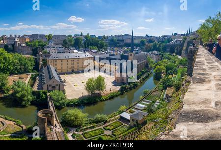 Ville de Luxembourg (Lëtzebuerg; Luxembourg) : vue de la forteresse de Luxembourg à la vallée de l'Alzette et à l'abbaye de Neumünster dans le quartier de Grund dans la vieille ville de lu Banque D'Images