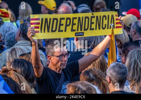 Barcelone, Espagne. 01st octobre 2022. Un manifestant est vu portant un écriteau appelant à l'indépendance. Des milliers de personnes ont participé à la célébration des actes commémoratifs du cinquième anniversaire du référendum de 1 octobre en Catalogne qui a été fortement réprimé par les forces de sécurité et les organes de l'État espagnol. Crédit : SOPA Images Limited/Alamy Live News Banque D'Images