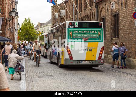 Bruges, Belgique - 18 août 2018 : bus dans la rue de la ville historique de Bruges, la capitale et la plus grande ville de la province de Flandre Occidentale. Banque D'Images