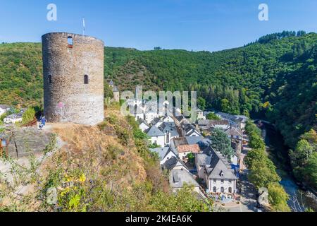 Esch-sur-Sûre (Esch-Sauer) : Château d'Esch-sur-Sure, vieille ville, vallée de la Sauer (Sure) à Luxembourg Banque D'Images