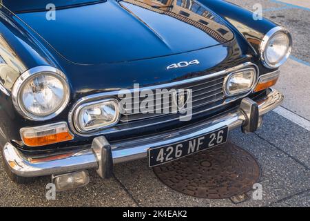 Loriol sur Drome, France - 17 septembre 2022 : Peugeot 404 noir vintage, dans la rue. Exposition de voitures classiques à Loriol sur Drome, France. Banque D'Images