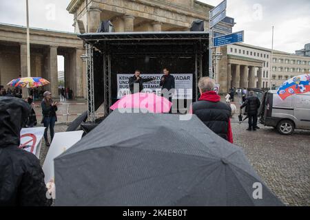 Des manifestants se sont rassemblés lors d'un rassemblement devant la porte de Brandebourg à Berlin sur 2 octobre 2022. La police a bouclé la zone et était présente avec un très grand nombre de forces de police. Le rassemblement portait principalement sur l'exclusion et la discrimination des personnes d'origine russe en Allemagne. Au début du rassemblement, l'hymne national russe a été joué et les manifestants ont brandi les drapeaux russes et tenu des signes. Les participants ont clairement indiqué qu'ils étaient contre l'OTAN et aussi contre les livraisons d'armes à l'Ukraine. Lors d'un discours fort, un manifestant a clarifié et crié que la Russie n'avait jamais envahi U Banque D'Images