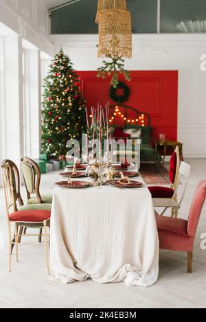 Élégante table festive pour le dîner de Noël à l'intérieur d'un salon classique Banque D'Images