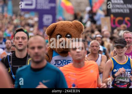 Tower Hill, Londres, Royaume-Uni. 2nd octobre 2022. Environ 50 000 personnes participent au Marathon de Londres 2022 du TCS, dont les meilleurs coureurs d’élite du monde. Des athlètes comme la championne olympique Kenenisa Bekele, gagnante de 2021 hommes, Sisay Lemma éthiopien, et la gagnante de femmes, Joyciline Jepkosgei kenyan, sont susceptibles de se présenter à l’avant. David Weir, athlète en fauteuil roulant, espère également une place de premier plan. La masse de coureurs de club et de fun suit avec beaucoup de collecte de grandes sommes pour la charité et souvent courir dans une robe de fantaisie. 11473 Jonathan Bowl en costume d'ours Banque D'Images