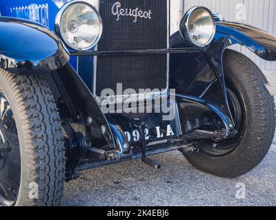 Loriol sur Drome, France - 17 septembre 2022 : Bleu vintage Peugeot 190 S convertible avec toit en tissu pliant, garé dans la rue. Banque D'Images