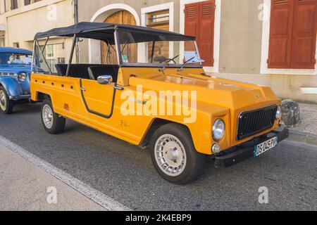 Loriol sur Drome, France - 17 septembre 2022 : rodéo Renault jaune vintage (1970-1986). Exposition de voitures classiques à Loriol sur Drome, France. Banque D'Images