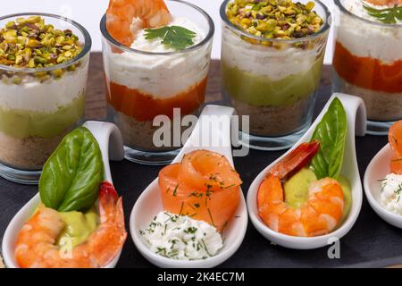 Décor composé de plats à base de doigts, canapés et fruits de mer Banque D'Images