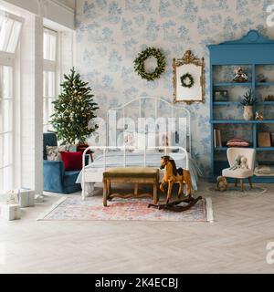 Décoration de la chambre de Noël dans des tons bleus. Un moment de maison confortable à la veille des vacances Banque D'Images