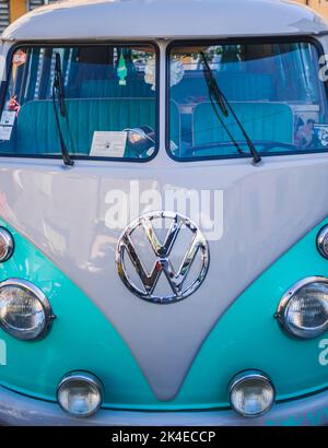 Loriol sur Drome, France - 17 septembre 2022 : Volkswagen T1 blanc et turquoise vintage (type 2) Westfalia campeur dans la rue Banque D'Images