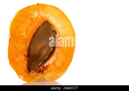 Un demi-abricot d'ananas avec une graine, macro, isolé sur blanc. Banque D'Images