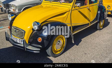 Loriol sur Drome, France - 17 septembre 2022 : Citroën 2cv6 Charleston d'époque, noir et jaune. Voiture classique. Banque D'Images