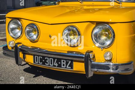 Loriol sur Drome, France - 17 septembre 2022 : Renault 8 S jaune vintage (1968-1971) sur la rue. Exposition de voitures classiques à Loriol sur Drome, Franc Banque D'Images