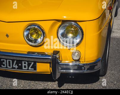 Loriol sur Drome, France - 17 septembre 2022 : Renault 8 S jaune vintage (1968-1971) sur la rue. Exposition de voitures classiques à Loriol sur Drome, Franc Banque D'Images