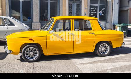 Loriol sur Drome, France - 17 septembre 2022 : Renault 8 S jaune vintage (1968-1971) sur la rue. Exposition de voitures classiques à Loriol sur Drome, Franc Banque D'Images