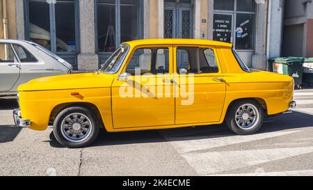 Loriol sur Drome, France - 17 septembre 2022 : Renault 8 S jaune vintage (1968-1971) sur la rue. Exposition de voitures classiques à Loriol sur Drome, Franc Banque D'Images