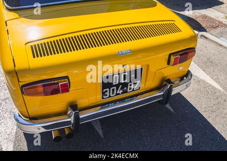 Loriol sur Drome, France - 17 septembre 2022 : Renault 8 S jaune vintage (1968-1971) sur la rue. Exposition de voitures classiques à Loriol sur Drome, Franc Banque D'Images