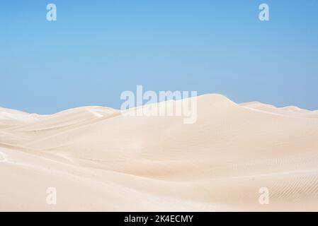 Des dunes de sucre blanches aveuglantes près d'al-Khalif, Oman Banque D'Images