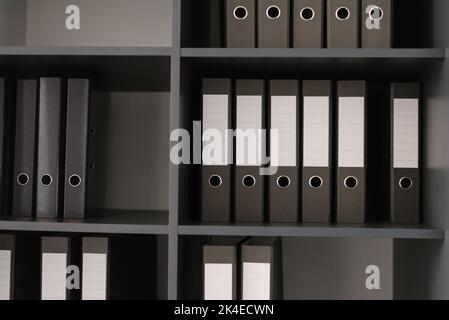 Papeterie de bureau. Dossiers pour documents ou archives sur des étagères dans le bureau Banque D'Images