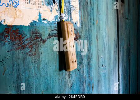 Ancienne prise électrique asiatique sur le mur d'une ancienne maison chinoise Banque D'Images