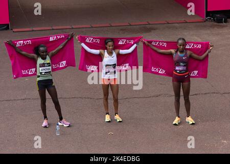 LONDRES, ANGLETERRE - 02 OCTOBRE 2022 : Joyciline Jepkosgei ( Kenya ) Yalemzerf Yehualaw ( Ethiopie ) Alemu Megertu ( Ethiopiai ), vainqueurs de la course Women's Elite lors du Marathon de Londres 2022 au Mall le 2nd octobre 2022 à Londres, en Angleterre. Banque D'Images