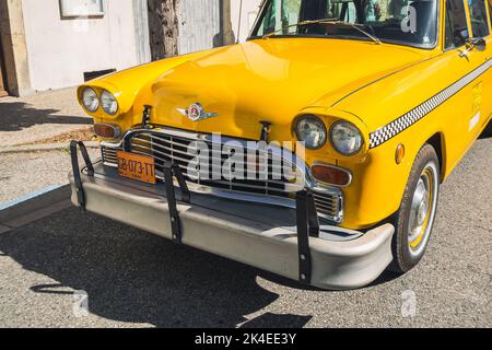 Loriol sur Drome, France - 17 septembre 2022 : ancien et élégant vérificateur de taxi jaune des états-unis. Exposition de voitures classiques à Loriol sur Drome, Banque D'Images