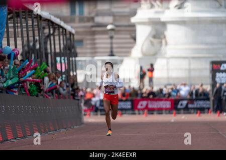 Vainqueur du Marathon Elite Womens Yelemzerf Yehualaw (ETH) temps de 2:17:26 lors du Marathon TCS de Londres 2022 au London City Centre, Londres, Royaume-Uni, 2nd octobre 2022 (photo de Richard Washbrooke/News Images) Banque D'Images