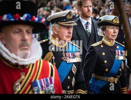 Le roi Charles III et Anne, la Pricess Royal, le prince Harry au cortège funéraire de la reine Elizabeth II à Londres, en Angleterre, au Royaume-Uni Banque D'Images