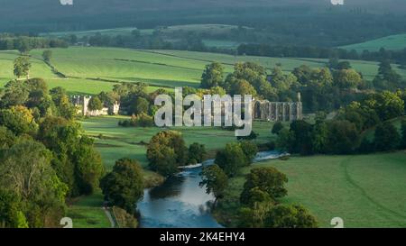 Le soleil matinal illumine l'abbaye de Bolton à Wharfedale, dans le nord du Yorkshire, en Angleterre, tire son nom des ruines des Augustins datant du 12th siècle Banque D'Images