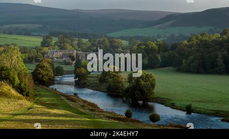 Le soleil matinal illumine l'abbaye de Bolton à Wharfedale, dans le nord du Yorkshire, en Angleterre, tire son nom des ruines des Augustins datant du 12th siècle Banque D'Images