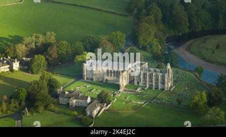 Le soleil matinal illumine l'abbaye de Bolton à Wharfedale, dans le nord du Yorkshire, en Angleterre, tire son nom des ruines des Augustins datant du 12th siècle Banque D'Images