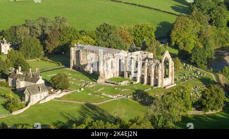 Le soleil matinal illumine l'abbaye de Bolton à Wharfedale, dans le nord du Yorkshire, en Angleterre, tire son nom des ruines des Augustins datant du 12th siècle Banque D'Images